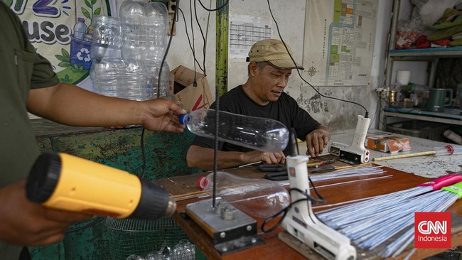 Menyulap Limbah Botol Plastik Menjadi Cuan