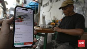 Warga RT 005/RW 02 Petukangan Utara, Pesanggrahan, Jakarta Selatan, memanfaatkan limbah botol plastik menjadi sapu kasur dan sapu jalan yang memiliki nilai ekonomi. Produk hasil olahan warga tersebut bahkan dipasarkan melalui e-commerce hingga menjan