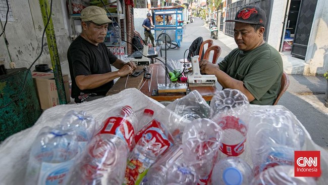 Menyulap Limbah Botol Plastik Menjadi Cuan