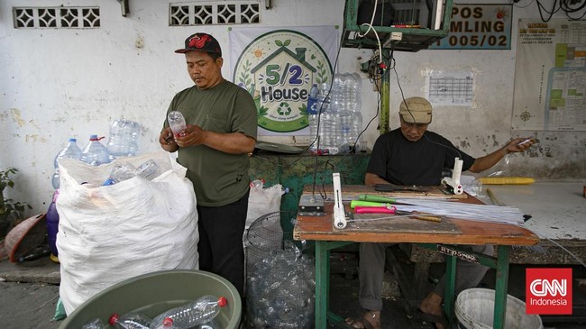 Menyulap Limbah Botol Plastik Menjadi Cuan