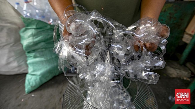Menyulap Limbah Botol Plastik Menjadi Cuan