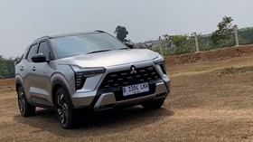 Mitsubishi Xforce HEV menggunakan mesin kode 4A92 1.600 cc 4-silinder Atkinson Cycle yang dipadukan dengan motor listrik.