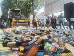 Bupati Majalengka Jadi Masinis Stoom, Lindas Ribuan Botol Miras