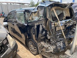 Penampakan Alphard Kiai Anwar Zahid Usai Kecelakaan di Bojonegoro