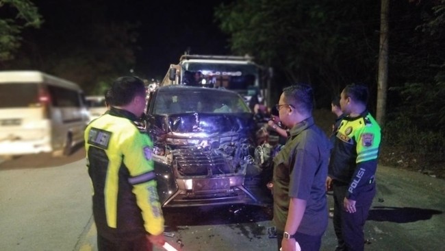 Pendakwah kondang KH Anwar Zahid dilaporkan mengalami kecelakaan di Jalan Raya Padangan-Ngawi, Desa Prangi, Kecamatan Padangan, Kabupaten Bojonegoro, Jawa Timur, Senin (10/8) malam