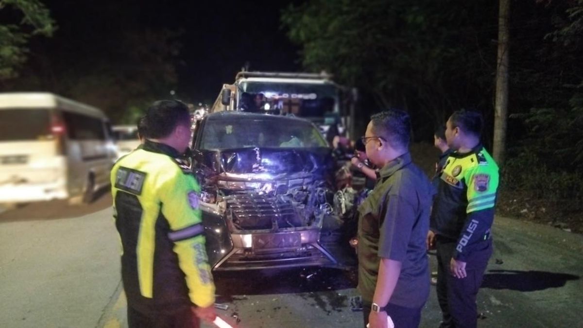 Kondisi Pendakwah Anwar Zahid Usai Mobil Ditabrak Truk di Bojonegoro