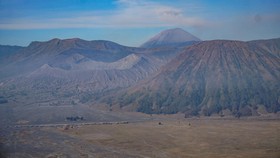 Suasana kawasan Gunung Bromo tanpa pengunjung di kawasan Taman Nasional Bromo Tengger Semeru (TNBTS), Kabupaten Probolinggo, Jawa Timur, Senin (10/8/2026). Balai Besar TNBTS menutup seluruh akses masuk kawasan wisata Bromo sejak Sabtu (8/8/2026) puku