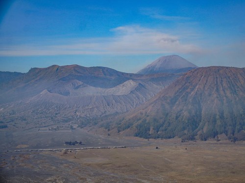 Suara dentuman misterius terdengar di Malang Raya, diduga berasal dari Gunung Semeru. BMKG memastikan bukan gempa, melainkan aktivitas vulkanik.