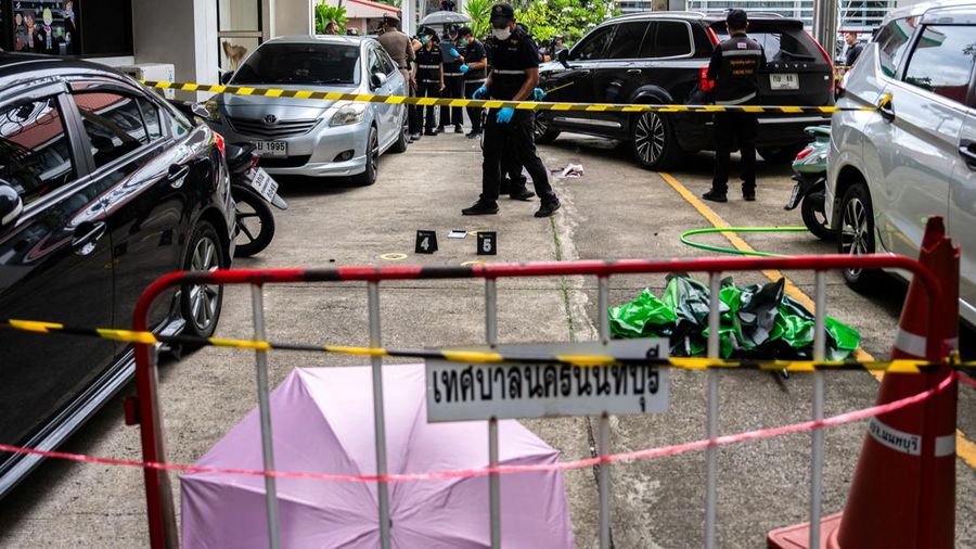 Petugas memeriksa letak penembakan setelah mantan personil parlemen Chalong Riewrang diduga menembak Thongchai Yenprasert, presiden Organisasi Administrasi Provinsi Nonthaburi, di provinsi Nonthaburi, Thailand, Senin (10/8/2026). (REUTERS/Arnun Chonmahatrakool)