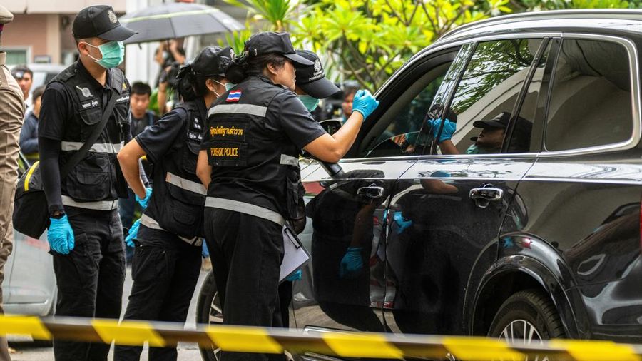 Petugas memeriksa letak penembakan setelah mantan personil parlemen Chalong Riewrang diduga menembak Thongchai Yenprasert, presiden Organisasi Administrasi Provinsi Nonthaburi, di provinsi Nonthaburi, Thailand, Senin (10/8/2026). (REUTERS/Arnun Chonmahatrakool)