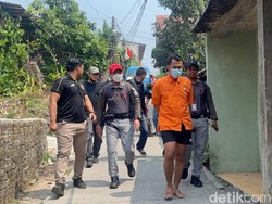 Polisi Reka Ulang Kasus Mutilasi Pria di Depok, Saepul Dihadirkan