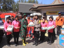 Polres Probolinggo-Bhayangkari Salurkan Bantuan Relawan Karhutla Bromo