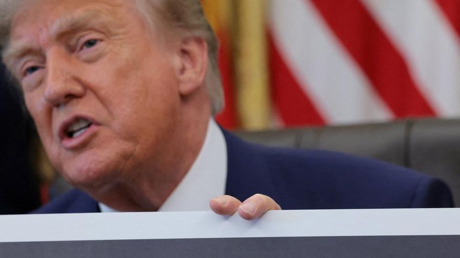 Presiden AS Donald Trump berbincang dalam aktivitas penandatanganan perintah pelaksana mengenai elastisitas vaksin, di Ruang Oval Gedung Putih di Washington, D.C., AS, pada 10 Agustus 2026.