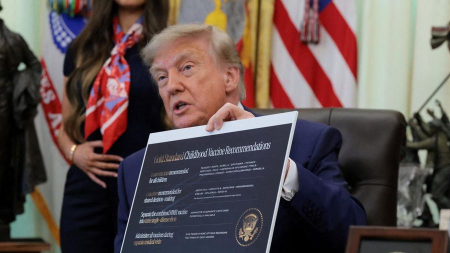 Presiden AS Donald Trump berbincang dalam aktivitas penandatanganan perintah pelaksana mengenai elastisitas vaksin, di Ruang Oval Gedung Putih di Washington, D.C., AS, pada 10 Agustus 2026.