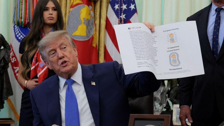 Presiden AS Donald Trump berbincang dalam aktivitas penandatanganan perintah pelaksana mengenai elastisitas vaksin, di Ruang Oval Gedung Putih di Washington, D.C., AS, pada 10 Agustus 2026.