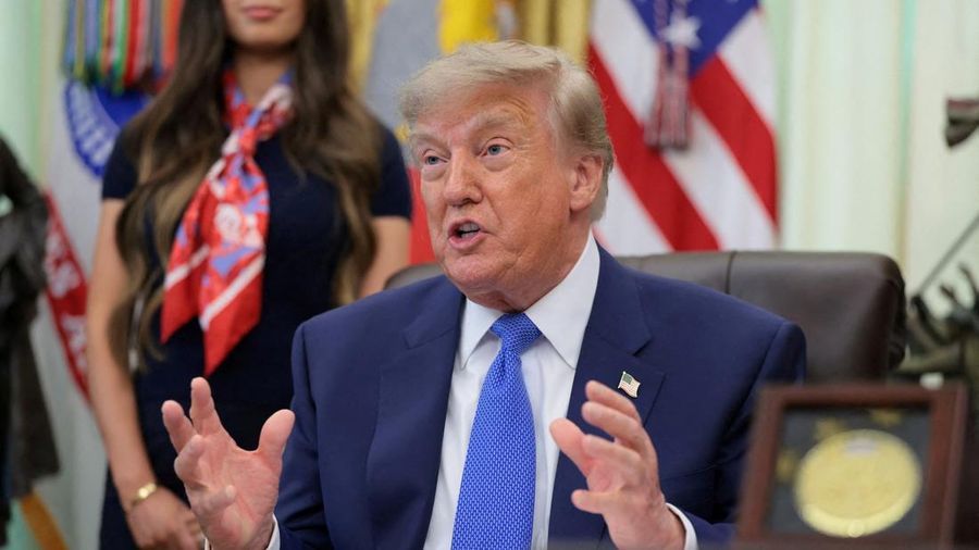 Presiden AS Donald Trump berbincang dalam aktivitas penandatanganan perintah pelaksana mengenai elastisitas vaksin, di Ruang Oval Gedung Putih di Washington, D.C., AS, pada 10 Agustus 2026.