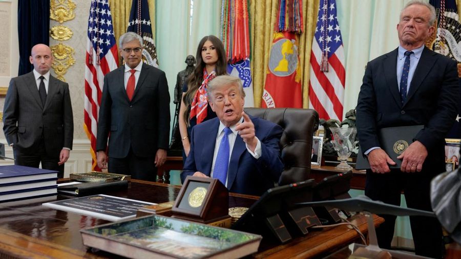 Presiden AS Donald Trump menghadiri aktivitas penandatanganan perintah pelaksana mengenai elastisitas vaksin, berbareng Wakil Kepala Staf Gedung Putih Stephen Miller, Dr. Jay Bhattacharya, Direktur National Institutes of Health, Menteri Kesehatan dan Laya
