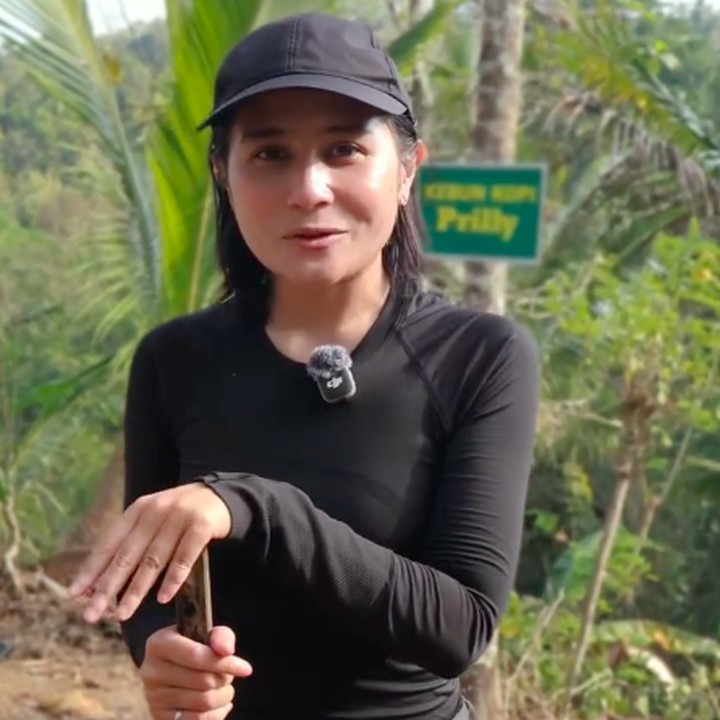 <p>Prilly berharap kadonya ini bisa bermanfaat dan membuat sang kekasih bahagia. "Semoga pohonnya bermanfaat dan Omaranya juga akan selalu menjadi manusia yang bermanfaat, sehat, bahagia penuh cinta, sukses semua yang diinginkan tercapai, mimpinya akan selalu bertumbuh, dan selalu bersamaku," kata Prilly. (Foto: Instagram @prillylatuconsina96)</p>