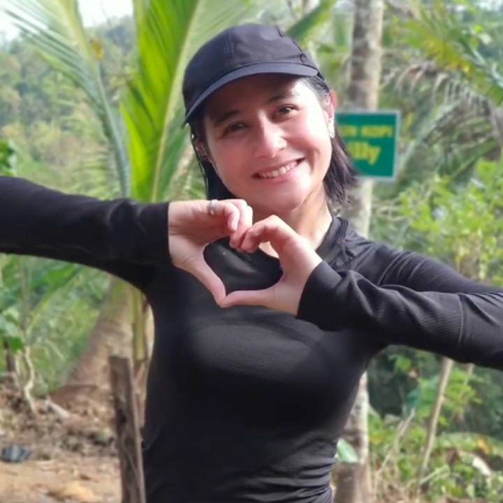 <p>Kejutan dari Prilly ini berhasil bikin sang kekasih bahagia. Omara mengaku senang dan tak menyangka bisa mendapatkan kado 270 pohon kopi. "Ya Tuhan, ini sungguh luar biasa. Aku benar-benar tidak bisa mengungkapkan betapa bersyukur, takjub, dan beruntungnya aku. Ini benar-benar hadiah yang tiada duanya. Terima kasih, terima kasih, terima kasih. Terima kasih karena kamu ada, terima kasih atas hadiah-hadiahnya, serta pohon-pohon itu. Aku menyayangimu, dan alam pun menyayangimu! Kamu benar-benar yang terbaik," tulis Omara di kolom komentar unggahan Prilly. (Foto: Instagram @prillylatuconsina96)</p>
