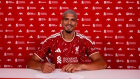 Liverpool resmi mendatangkan bek asal Uruguay dengan status pinjaman dari Barcelona, Ronald Araujo, Senin (10/8) malam.