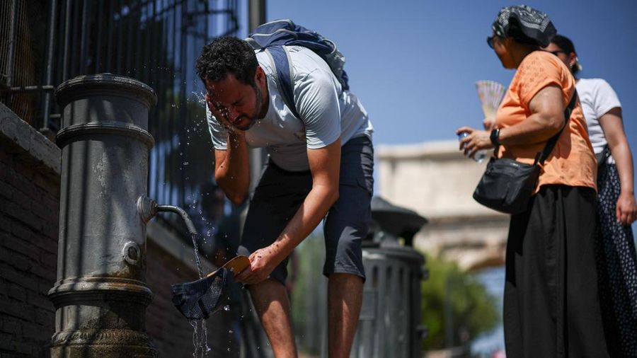 Seorang laki-laki menyejukkan diri di dekat Colosseum saat suhu mendekati 40 derajat Celsius di tengah gelombang panas di Roma, Italia, pada 11 Agustus 2026.
