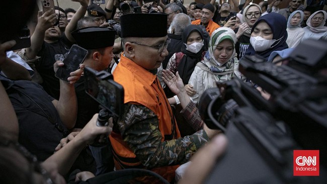 Terdakwa kasus dugaan korupsi kuota haji periode 2023-2024 Yaqut Cholil Qoumas (tengah) bersiap menjalani sidang di Pengadilan Tipikor, Jakarta, Selasa (11/8/2026). Mantan Menteri Agama tersebut menjalani sidang perdana dengan agenda pembacaan surat