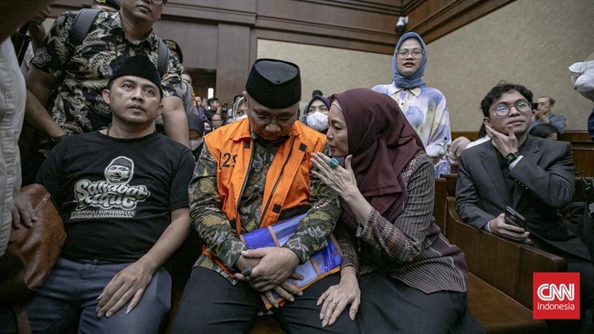 Terdakwa kasus dugaan korupsi kuota haji periode 2023-2024 Yaqut Cholil Qoumas (tengah) bersiap menjalani sidang di Pengadilan Tipikor, Jakarta, Selasa (11/8/2026). Mantan Menteri Agama tersebut menjalani sidang perdana dengan agenda pembacaan surat