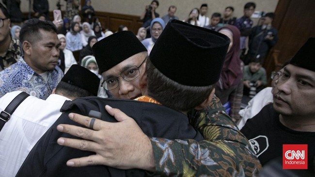 Terdakwa kasus dugaan korupsi kuota haji periode 2023-2024 Yaqut Cholil Qoumas (tengah) bersiap menjalani sidang di Pengadilan Tipikor, Jakarta, Selasa (11/8/2026). Mantan Menteri Agama tersebut menjalani sidang perdana dengan agenda pembacaan surat