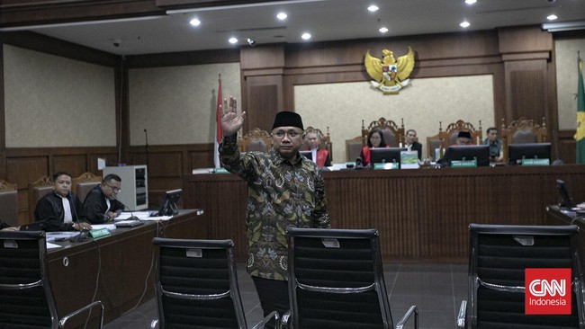 Terdakwa kasus dugaan korupsi kuota haji periode 2023-2024 Yaqut Cholil Qoumas (tengah) bersiap menjalani sidang di Pengadilan Tipikor, Jakarta, Selasa (11/8/2026). Mantan Menteri Agama tersebut menjalani sidang perdana dengan agenda pembacaan surat