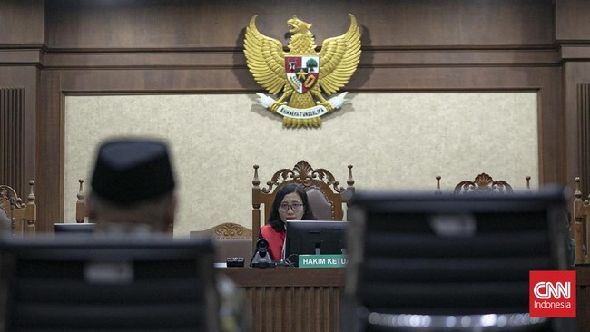 Terdakwa kasus dugaan korupsi kuota haji periode 2023-2024 Yaqut Cholil Qoumas (tengah) bersiap menjalani sidang di Pengadilan Tipikor, Jakarta, Selasa (11/8/2026). Mantan Menteri Agama tersebut menjalani sidang perdana dengan agenda pembacaan surat