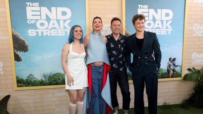 Cast members Anne Hathaway, Maisy Stella, Christian Convery and Ewan McGregor attend the world premiere for the film 'The End of Oak Street' in Los Angeles, California, U.S., August 9, 2026. REUTERS/Mario Anzuoni