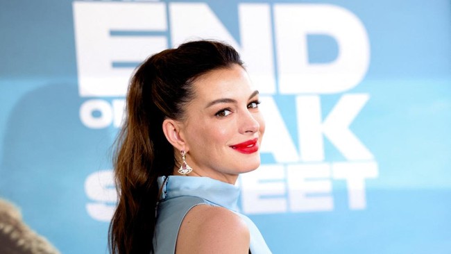 Cast member Anne Hathaway attends the world premiere for the film 'The End of Oak Street' in Los Angeles, California, U.S., August 9, 2026. REUTERS/Mario Anzuoni
