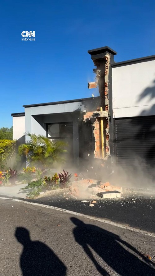 Keluarga Pasrah Lihat Rumah Mereka Hancur Diguncang Gempa Kolombia