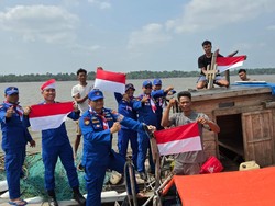 Ekspedisi Merah Putih Tembus Perairan Pelalawan, Sapa Nelayan-Kibarkan Bendera