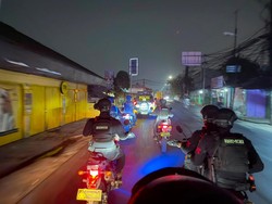 Pemotor Patah Tulang Usai Tabrak Bus di Bekasi, Brimob Bantu Evakuasi
