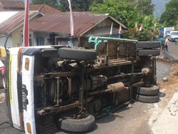 Truk Terguling di Lebakbarang Pekalongan, Muatan 6 Ton Getah Pinus Tumpah