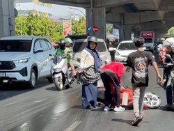 Tumpahan Solar di Jalan Pettarani Makassar Bikin Pemotor Berjatuhan