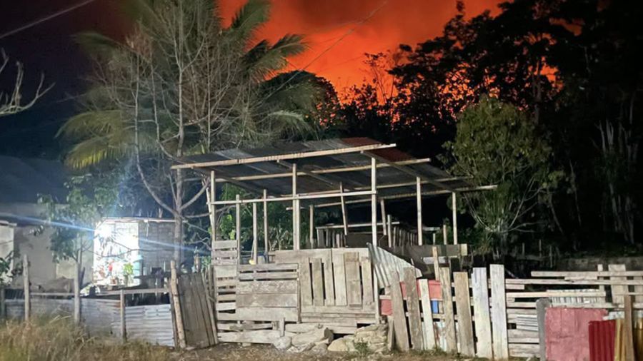 Upaya petugas campuran dalam memadamkan api nan membakar area bukit di Dusun Waililan, Negeri Bula, Kecamatan Bula, Kabupaten Seram Bagian Timur, Provinsi Maluku, Senin (10/8). (Dok. BPBD Kab. Seram Bagian Timur)