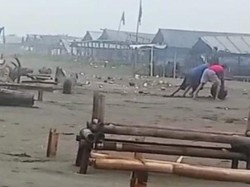 Puluhan Warung di Pantai Kebumen Rusak Disapu Gelombang Tinggi