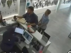 Video Maling 2 Raket Padel di Tamansari Jakbar Terekam CCTV!