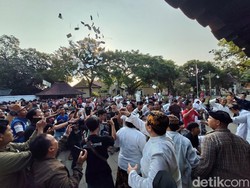 Tawurji dan Apeman Warnai Tradisi Rebo Wekasan di Keraton Kasepuhan