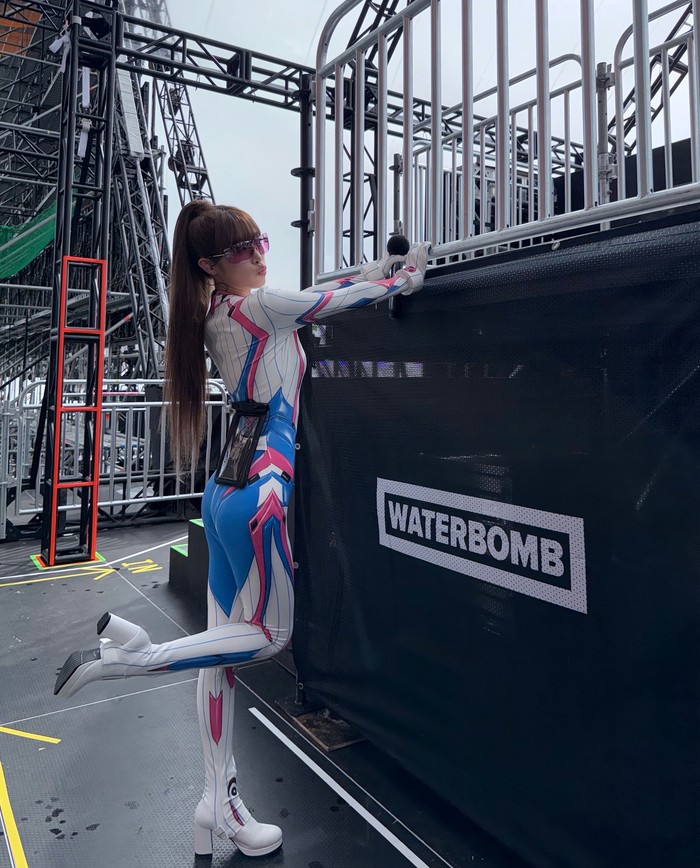 Bertabur bintang, YENA pun menjadi bagian dari lineup festival musik musim panas yang diadakan setiap tahun tersebut. Adapun salah satu lagu yang ia bawakan adalah &lsquo;Catch Catch&rsquo; dari mini album ke-5, &lsquo;LOVE CATCHER&rsquo;./ Foto: instagram.com/yena.jigumina