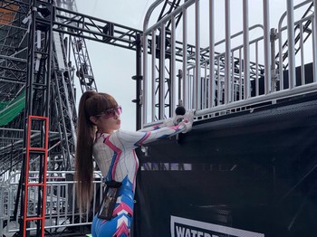 Bertabur bintang, YENA pun menjadi bagian dari lineup festival musik musim panas yang diadakan setiap tahun tersebut. Adapun salah satu lagu yang ia bawakan adalah &lsquo;Catch Catch&rsquo; dari mini album ke-5, &lsquo;LOVE CATCHER&rsquo;./ Foto: instagram.com/yena.jigumina