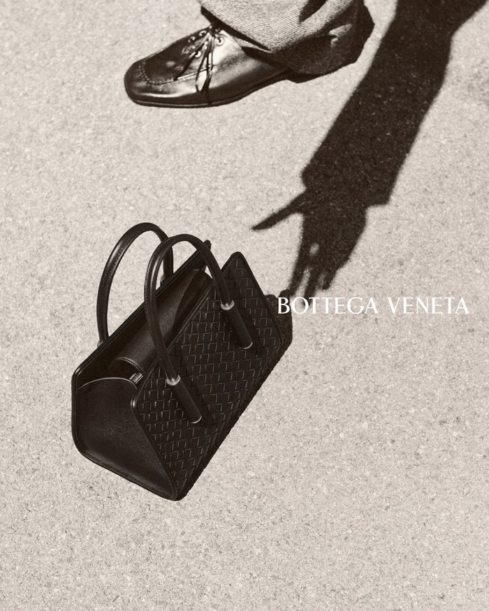 Kreasi tote bag Baby Barbara adalah kreasi segar berikutnya persembahan direktur kreatif Louise Trotter. Tas ini menonjolkan struktur dan kesederhanaan yang modern, sembari mempertahankan keanggunan./ Foto: Dok. Bottega Veneta/Drew Vickers