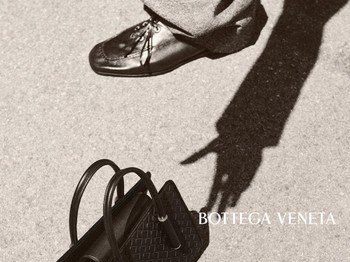 Kreasi tote bag Baby Barbara adalah kreasi segar berikutnya persembahan direktur kreatif Louise Trotter. Tas ini menonjolkan struktur dan kesederhanaan yang modern, sembari mempertahankan keanggunan./ Foto: Dok. Bottega Veneta/Drew Vickers