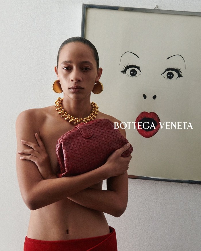 Aksesori clutch Lauren 1980 turut ditampilkan dalam IL IMO, A Portrait Series. Sejarah Lauren 1980 dapat ditarik dari tahun 1970-an, Beauties. Tas ini&nbsp;tuai&nbsp;popularitas setelah dipakai karakter Michelle Stratton yang diperankan Lauren Hutton dalam film American Gigolo (1980)/ Foto: Dok. Bottega Veneta/Drew Vickers