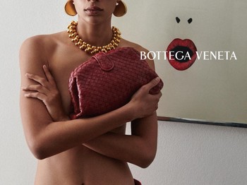 Aksesori clutch Lauren 1980 turut ditampilkan dalam IL IMO, A Portrait Series. Sejarah Lauren 1980 dapat ditarik dari tahun 1970-an, Beauties. Tas ini&nbsp;tuai&nbsp;popularitas setelah dipakai karakter Michelle Stratton yang diperankan Lauren Hutton dalam film American Gigolo (1980)/ Foto: Dok. Bottega Veneta/Drew Vickers