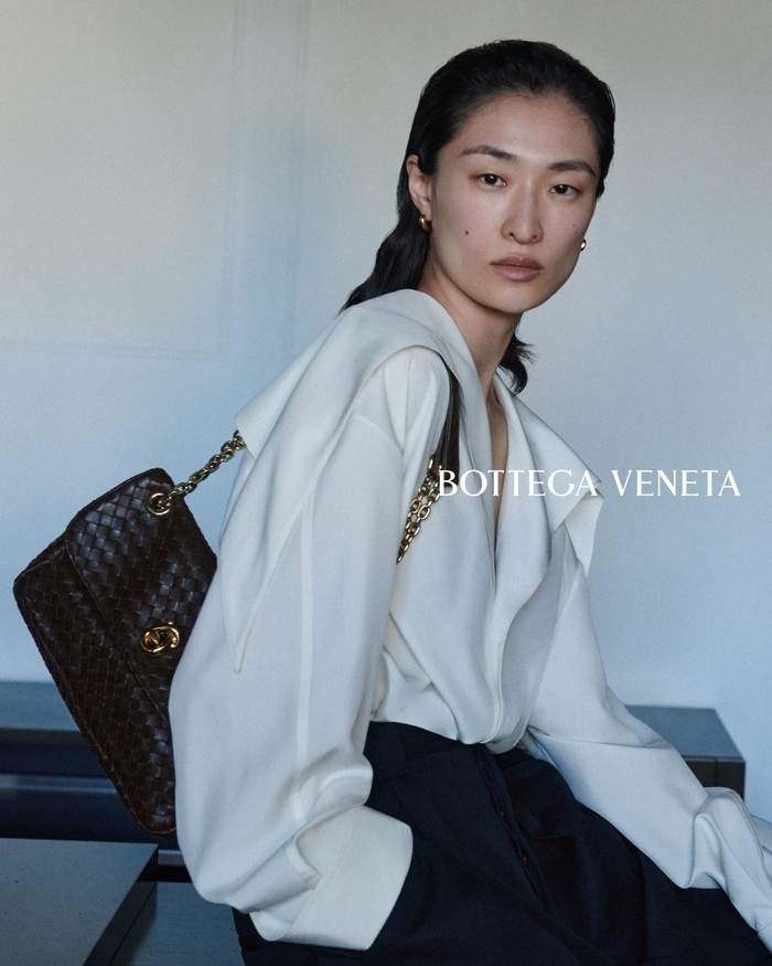 Ikon berikutnya adalah tas Madison yang terinspirasi dari Madison Avenue di New York City di mana Bottega Veneta membuka toko pertamanya pada tahun 1972. Tas menampilkan nuansa urban yang practical, mendukung mobilitas dan kenyamanan sehari-hari/ Foto: Dok. Bottega Veneta/Drew Vickers