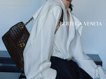 Ikon berikutnya adalah tas Madison yang terinspirasi dari Madison Avenue di New York City di mana Bottega Veneta membuka toko pertamanya pada tahun 1972. Tas menampilkan nuansa urban yang practical, mendukung mobilitas dan kenyamanan sehari-hari/ Foto: Dok. Bottega Veneta/Drew Vickers
