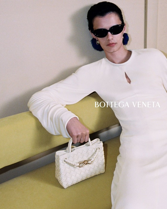 Mini Andiamo siap menjadi sentuhan elegan pada outfit apa pun. &ldquo;Andiamo&rdquo;, yang dalam bahasa Italia berarti &ldquo;ayo berangkat&rdquo;, mencerminkan semangat pergerakan, dinamisme, dan kemudahan./ Foto: Dok. Bottega Veneta/Drew Vickers